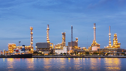 szeroki widok na rafinerię