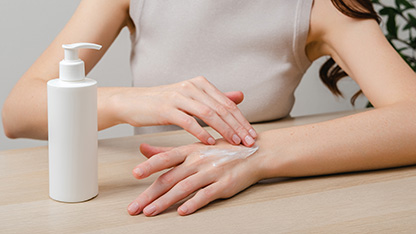 osoba stosująca krem ​​kosmetyczny